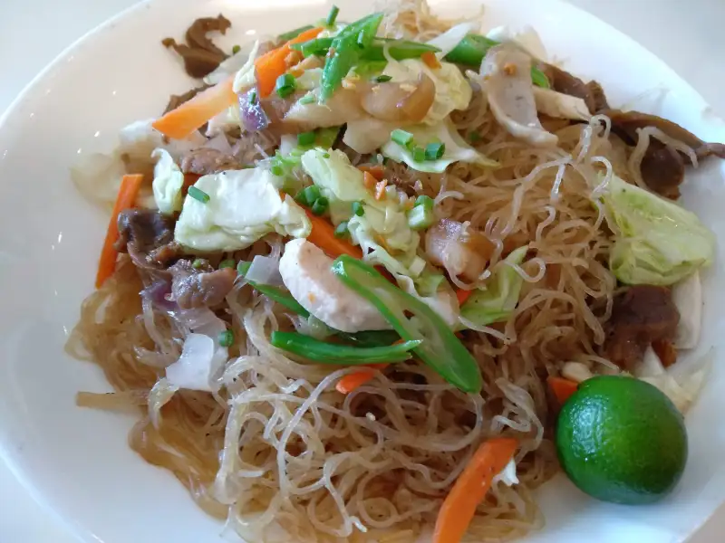 Shrimp and chicken pancit bihon