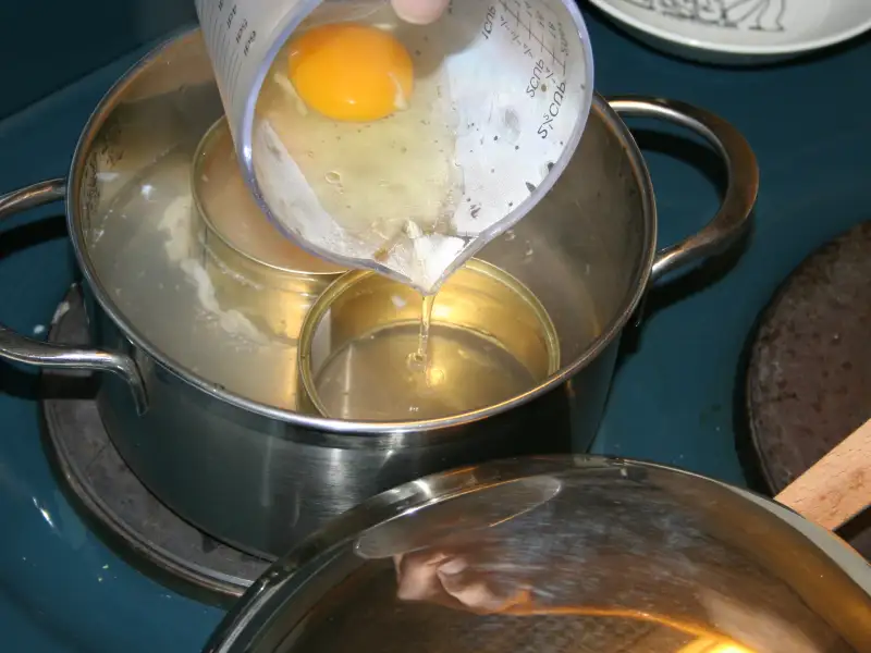 poached eggs in wine and vinegar