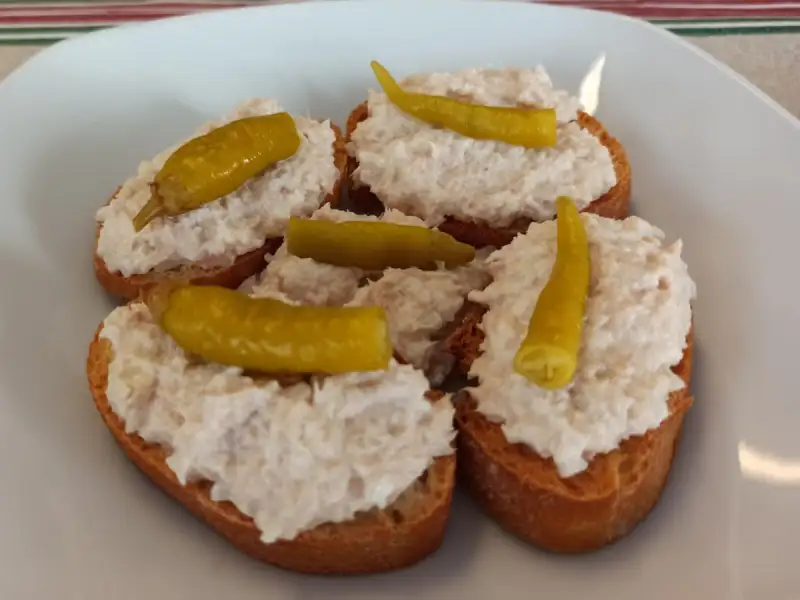 Tuna pintxos with spicy peppers from Ibarra